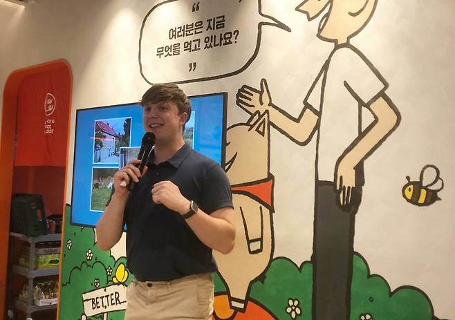 벨기에 방송인 줄리안이 ‘유아왓유잇 코엑스점’에서 열린 토크 세미나에서 ‘지구를 살리는 채소 한 끼, 최소 한 끼’라는 주제로 강연하고 있다. 육성연 기자