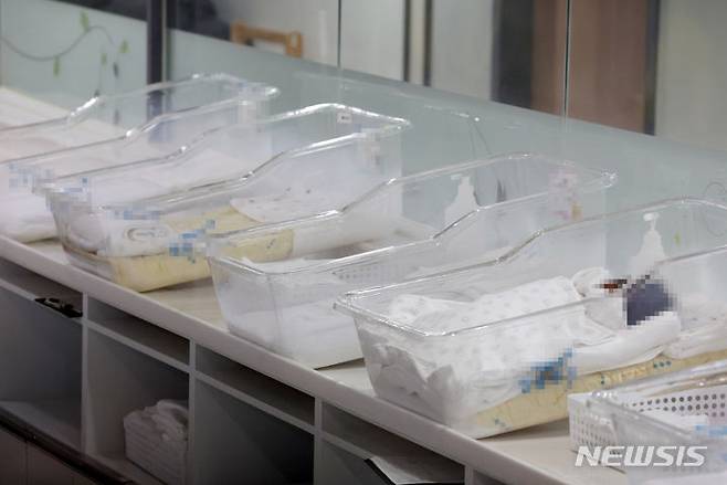 [서울=뉴시스] 조성우 기자 =서울 시내의 한 산후조리원 신생아실 모습. 2024.04.24. xconfind@newsis.com