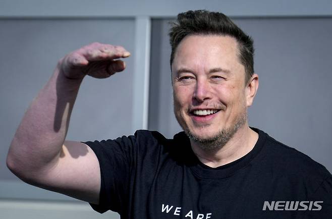 [그륀하이데=AP/뉴시스]일론 머스크 테슬라 회장이 지난 3월13일(현지시각) 독일 베를린 근처 그륀하이데의 테슬라 기가팩토리 공장을 떠나면서 손을 흔들고 있다. 테슬라 주주총회가 13일 머스크에 대한 60조원 대 보수 지급을 재의결했으나 실제 보수가 지급될 수 있을 지는 아직 분명하지 않다고 미 월스트리트저널(WSJ)이 보도했다. 2024.6.14.