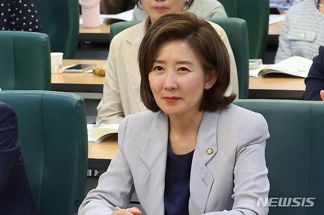 [서울=뉴시스] 권창회 기자 = 나경원 국민의힘 의원이 지난 20일 오후 서울 여의도 국회 의원회관에서 열린 교제폭력방지법 정책토론회에서 미소를 짓고 있다. 2024.06.20. kch0523@newsis.com