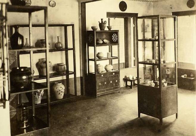 1924년 4월 개관 당시 조선민족미술관 전시실 모습. 일본민예관 제공