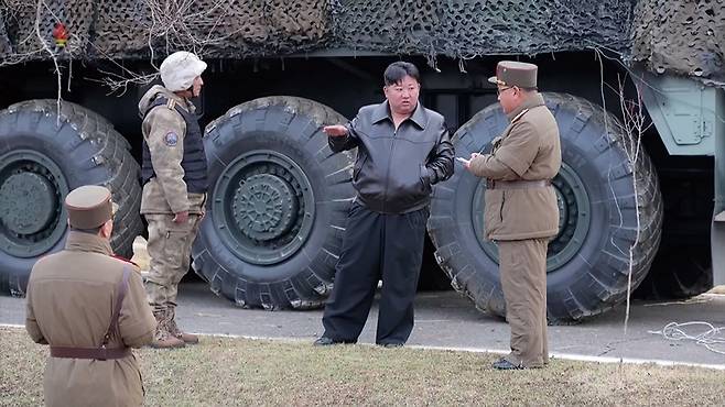 김정은 북한 국무위원장이 4월2일 새로 개발한 극초음속 활공비행 전투부를 장착한 중장거리 고체탄도 미사일 '화성포-16나' 형의 첫 시험발사를 현지지도했다고 조선중앙TV가 4월3일 보도했다. ⓒ연합뉴스