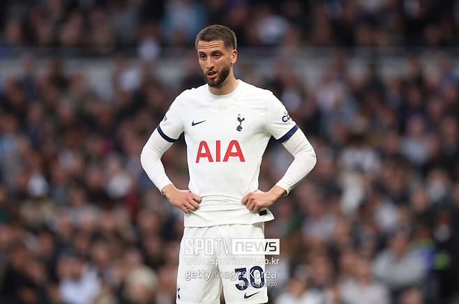 ▲ 영국 매체 '팀토크'는 21일(이하 한국시간) "벤탄쿠르가 엔제 포스테코글루 감독 체제에서 맹활약을 펼쳤음에도 이번 여름 이적 시장에서 팀을 옮길 수 있다"라고 보도했다. 매체에 따르면 "갈라타사라이는 벤탄쿠르 측과 만나 개인 조건에 대해 논의했다"라며 "우루과의 출신의 페르난도 무슬레라와 루카스 토레이라가 벤탄쿠르 영입에 도움을 줄 것이다"라고 언급했다.