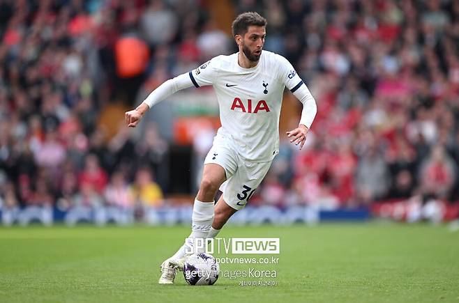 ▲ 영국 매체 '팀토크'는 21일(이하 한국시간) "벤탄쿠르가 엔제 포스테코글루 감독 체제에서 맹활약을 펼쳤음에도 이번 여름 이적 시장에서 팀을 옮길 수 있다"라고 보도했다. 매체에 따르면 "갈라타사라이는 벤탄쿠르 측과 만나 개인 조건에 대해 논의했다"라며 "우루과의 출신의 페르난도 무슬레라와 루카스 토레이라가 벤탄쿠르 영입에 도움을 줄 것이다"라고 언급했다.