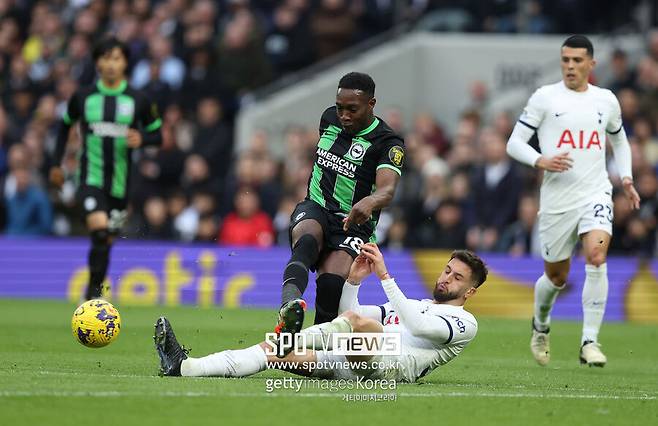 ▲&nbsp;영국 매체 '팀토크'는 21일(이하 한국시간) "벤탄쿠르가 엔제 포스테코글루 감독 체제에서 맹활약을 펼쳤음에도 이번 여름 이적 시장에서 팀을 옮길 수 있다"라고 보도했다. 매체에 따르면&nbsp;"갈라타사라이는 벤탄쿠르 측과 만나 개인 조건에 대해 논의했다"라며 "우루과의 출신의 페르난도 무슬레라와 루카스 토레이라가 벤탄쿠르 영입에 도움을 줄 것이다"라고 언급했다.