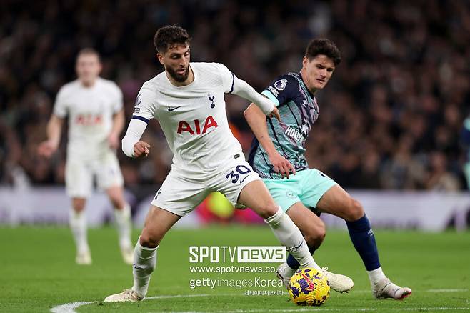 ▲&nbsp;영국 매체 '팀토크'는 21일(이하 한국시간) "벤탄쿠르가 엔제 포스테코글루 감독 체제에서 맹활약을 펼쳤음에도 이번 여름 이적 시장에서 팀을 옮길 수 있다"라고 보도했다. 매체에 따르면&nbsp;"갈라타사라이는 벤탄쿠르 측과 만나 개인 조건에 대해 논의했다"라며 "우루과의 출신의 페르난도 무슬레라와 루카스 토레이라가 벤탄쿠르 영입에 도움을 줄 것이다"라고 언급했다.