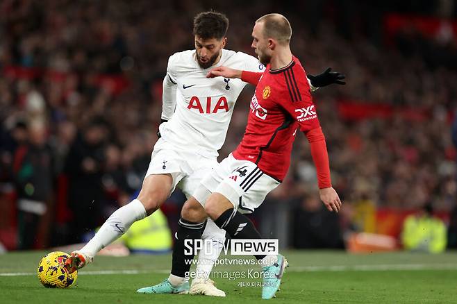 ▲&nbsp;영국 매체 \'팀토크\'는 21일(이하 한국시간) \"벤탄쿠르가 엔제 포스테코글루 감독 체제에서 맹활약을 펼쳤음에도 이번 여름 이적 시장에서 팀을 옮길 수 있다\"라고 보도했다. 매체에 따르면&nbsp;\"갈라타사라이는 벤탄쿠르 측과 만나 개인 조건에 대해 논의했다\"라며 \"우루과의 출신의 페르난도 무슬레라와 루카스 토레이라가 벤탄쿠르 영입에 도움을 줄 것이다\"라고 언급했다.