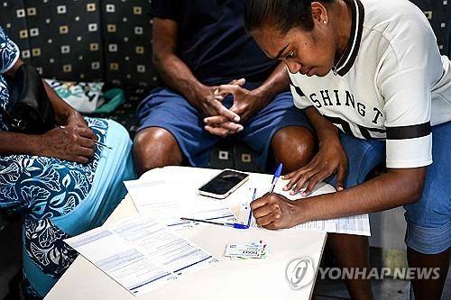 보르도 경찰서 밖에 주차된 경찰 버스 안에서 사람들이 위임장을 작성하는 모습. [AFP 연합뉴스 자료사진. 재판매 및 DB 금지]