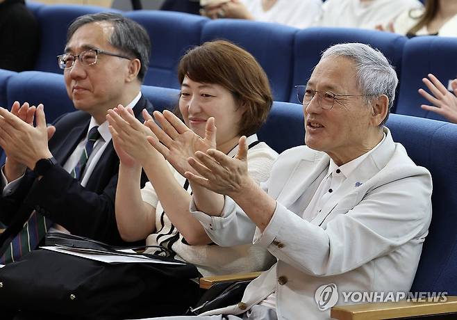 유인촌 문화체육관광부 장관 '북한이탈주민 예술인 연출 연극 관람' (서울=연합뉴스) 유인촌 문화체육관광부 장관이 22일 서울 강서구 남북통합문화센터에서 북한이탈주민 예술인 오진하 감독이 연출한 연극 '열 번째 봄'을 관람하고 있다. 2024.6.22 
    [문화체육관광부 제공. 재판매 및 DB 금지] hkmpooh@yna.co.kr