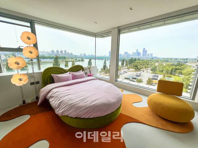 ‘스카이 스위트 한강브릿지 서울’의 침실 모습. 바닥의 카페는 서울의 노을을 시간의 흐름대로 표현한 것이다. (사진=김명상 기자)
