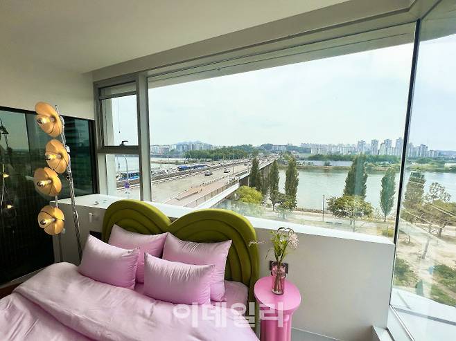 ‘스카이 스위트 한강브릿지 서울’의 침실에서 본 한강 전망 (사진=김명상 기자)