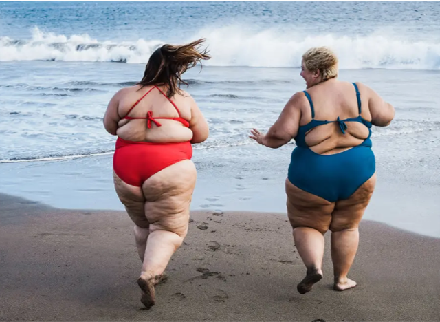 뚱뚱한 사람들이 공식적으로 다 모일 수 있는 곳! 뚱뚱해도 남의 눈치 보지 않고 비키니를 입은 채 마음껏 해변의 분위기를 즐길 수 있는 시간! 미국 뉴욕에서 뚱뚱한 사람들의 해변 모임이 열려 관심을 끌고 있다. [사진=뉴욕포스트]