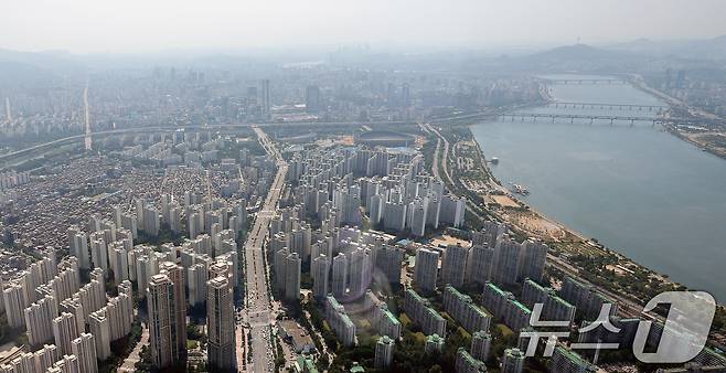 13일 서울스카이 전망대에서 서울 송파구 잠실동과 강남구 일대 아파트 단지가 보이고 있다. 2024.6.13/뉴스1 ⓒ News1 박지혜 기자