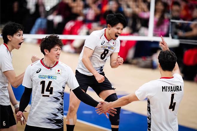 프랑스전 승리에 기뻐하는 일본 선수들. 출처 | 국제배구연맹