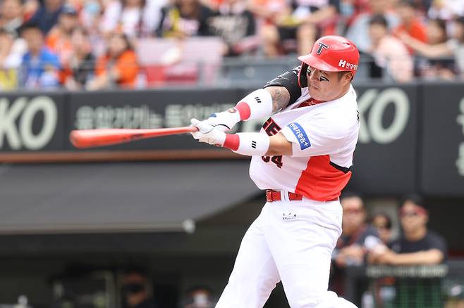 KIA 최형우가 23일 광주-기아 챔피언스 필드에서 열린 2024 KBO리그 한화와 더블헤더 1차전에서 4회말 류현진을 상대로 솔로포를 때리고 있다. 김도영에 이어 백투백 홈런이다. 사진 | KIA 타이거즈