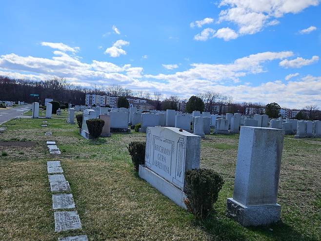 미국 뉴욕의 한 공동묘지. 묘원 주변에 주택과 상가가 있다. 산 자와 죽은 자가 공존하는 셈이다. /김두규 제공