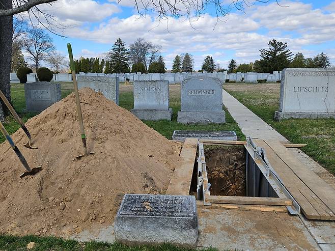 미국은 무덤을 깊게 파 물, 벌레, 나무뿌리가 침입하는 것을 방지한다. /김두규 제공