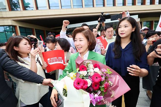 나경원 국민의힘 의원이 23일 오후 국회 소통관에서 열린 당대표 출마선언 기자회견을 마친 뒤 지지자들로부터 꽃다발을 받아들고 이동하고 있다. ⓒ뉴시스