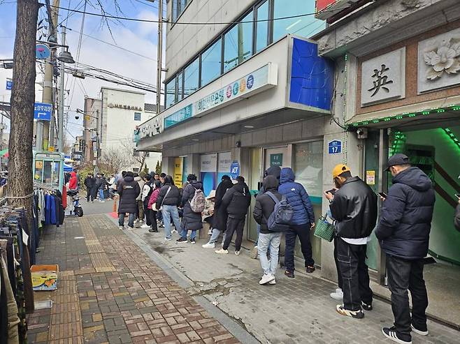 지난 2월 경기 안산 하나은행 원곡동외국인센터지점에서 외국인 손님들이 입장을 기다리고 있다. 평일 영업점 방문이 어려운 외국인 손님을 위해 일요일마다 문을 여는 외국인 특화 점포에는 매주 수십명의 대기 인원이 몰린다. 사진=김나경 기자