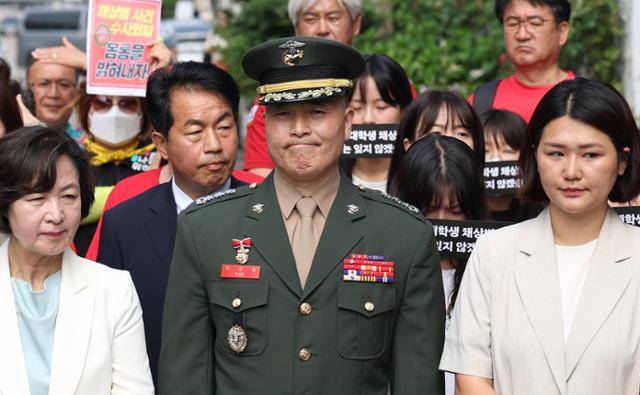 채모 상병 순직 사건을 수사하다가 보직 해임된 박정훈 대령(전 해병대 수사단장)이 11일 오전 서울 용산구 중앙군사법원 앞에서 항명 등 혐의에 대한 5차 공판에 출석하기에 앞서 기자회견에 참석해 있다. 뉴시스