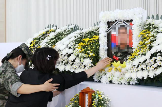 수색 작업 중 순직한 채모 상병의 어머니가 아들의 영정 사진을 어루만지며 울고 있다. 연합뉴스