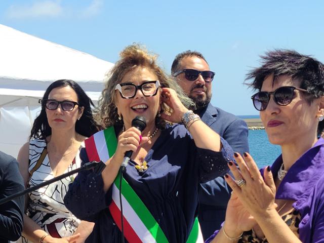 발레벨라 이탈리아 스틴티노시 시장이 22일 '평화의 소녀상' 제막식에서 축사를 하고 있다. 정의기억연대 제공