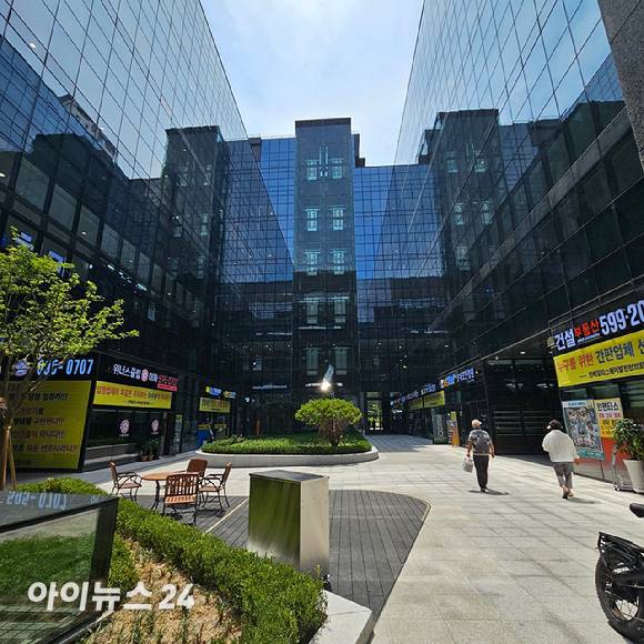 반포 원베일리 아파트 상가인 원베일리스퀘어 내 1층 입점업체이 현수막을 걸어놓고 있다. [사진=이효정 기자 ]