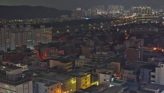 지난 2월 6일 저녁 울산 태화강국가정원 일대가 정전돼 주택과 음식점 등 900여 가구가 불편을 겪었다.   까마귀가 고압선에 접촉한 게 사고 원인으로 추정된다. 사진 연합뉴스