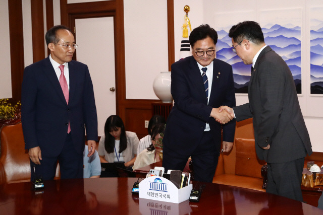 ▲ 우원식 국회의장(가운데)과 국민의힘 추경호 원내대표(왼쪽), 더불어민주당 박찬대 원내대표(오른쪽)가 21일 오후 국회의장실에서 원 구성을 위한 양당 원내대표 회동을 하고 있다. 연합뉴스