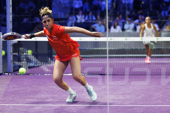 Spanish player Bea Gonzalez, left, in the Hexagon Cup held in Madrid, Spain on Feb. 2. [EPA/YONHAP]