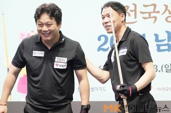 결승전 후 서창훈(왼쪽)과 허정한이 서로 격려하며 웃고 있다.