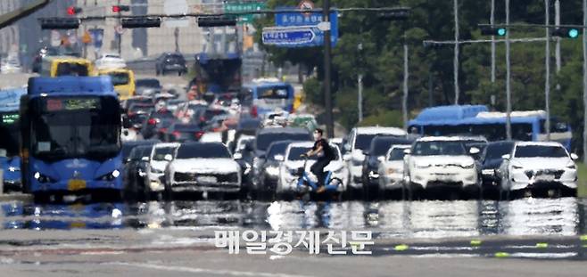 폭염이 계속된 19일 오후 서울 영등포구 여의도 도로에 아지랑이가 피어오르고 있다. 김호영 기자