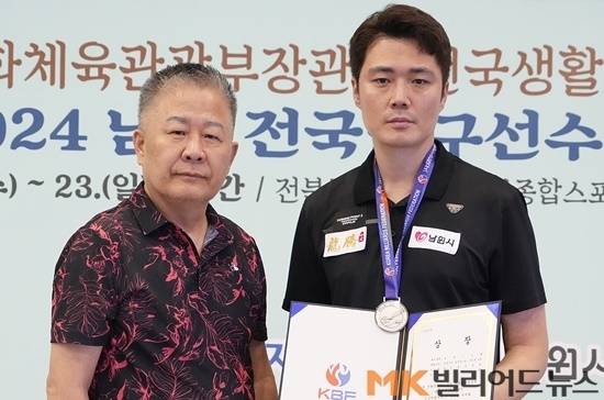‘2024 남원 전국당구선수권’ 남자 포켓10볼에서 준우승한 이준호가 시상자인 충남당구연맹 김영택 회장과 포즈를 취하고 있다.