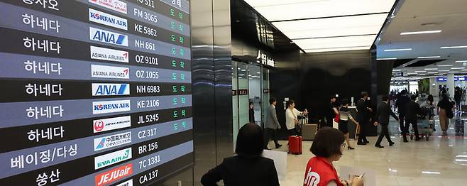 21일 김포공항 입국장에서 일본발 승객들이 나오고 있다.[사진제공=연합뉴스]