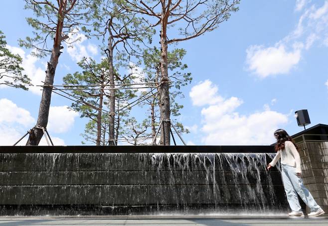 23일 수도권은 폭염이 지속되지만 남부지방은 폭우가 내일 전망이다. 사진은 지난 16일 서울 광화문 광장의 모습. /사진=뉴시스