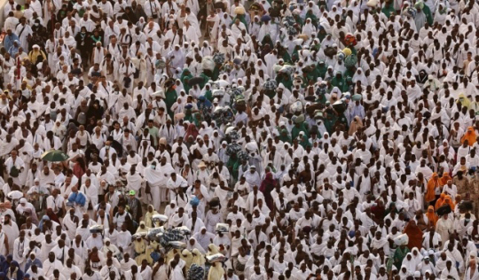 16일(현지시간) 이슬람 최고 성지인 사우디아라비아 메카 인근 미나에 정기 성지순례 인파가 몰려 있다.  AFP 연합뉴스