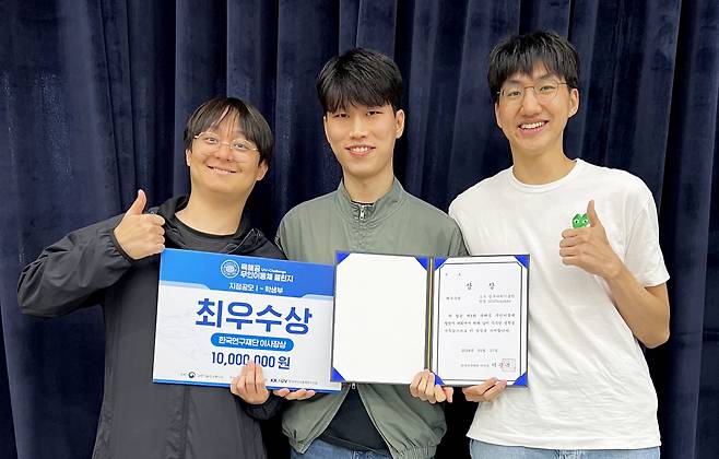 GIST 기계공학부 데이터 기반 시뮬레이션 및 설계 연구실(지도교수 최성임) ‘GISTracker’팀이 ‘제1회 육해공 무인 이동체 챌린지’지정 공모 I(‘탐지-식별-추적’ 임무)에서 최우수상을 수상하고 기념 사진 촬영을 하고 있다. 박진혁(왼쪽부터) 석사과정생, 심준기 석사 졸업생, 송채훈 학사과정생.[GIST 제공]