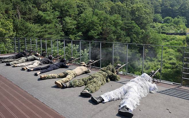 [서울=뉴시스] 권창회 기자 = 육군 특전사령부 707특수임무단이 지난 20일 경기도 광주시 47국가대테러 훈련장에서 열린 특수작전 및 대테러 훈련 공개행사에서 특수작전 및 대테러 훈련을 하고 있다. (사진= 육군 제공) 2024.06.23. photo@newsis.com *재판매 및 DB 금지