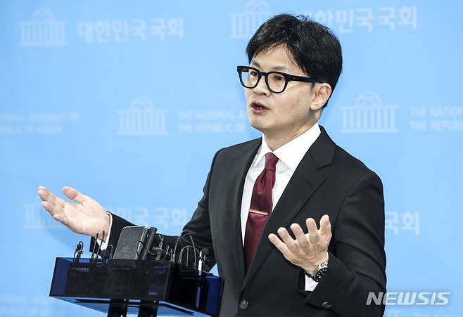 [서울=뉴시스] 권창회 기자 = 한동훈 전 국민의힘 비상대책위원장이 23일 오후 서울 여의도 소통관에서 열린 당대표 출마선언 기자회견을 마친 뒤 취재진 질문에 답하고 있다. 2024.06.23. kch0523@newsis.com