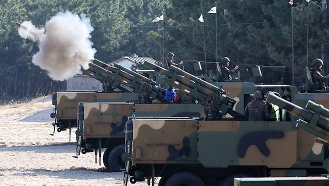 육군 장병들이 105㎜ K105A1 차륜형자주포를 동원해 해상 포병 고폭탄 사격훈련을 하고 있다.&nbsp; 세계일보 자료사진