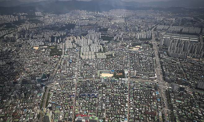 서울 송파구 롯데월드타워 전망대 서울스카이에서 바라본 서울시내 주택가의 모습. 뉴시스