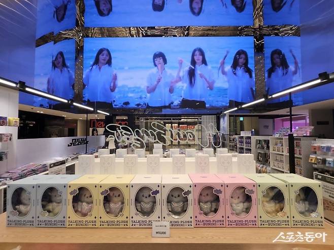 신세계 센텀시티 백화점 지하 2층 하이퍼그라운드에서 위치한 그룹 ‘뉴진스’의 ‘PLAY LINE FRIENDS with NewJeans’ 팝업스토어 모습. (사진제공=신세계 센텀시티)