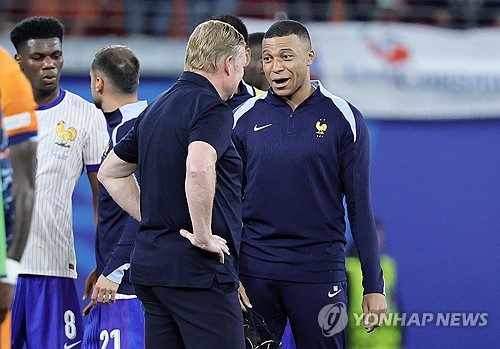 프랑스 축구 간판스타로 현재 독일에서 열리고 있는 2024 유럽축구선수권대회 첫 경기에서 코뼈가 부러진 킬리안 음바페가 마스크를 쓰고 치른 독일 현지 연습 경기에서 2골 2도움을 기록한 것으로 알려졌다. 음바페는 소속팀 레알 마드리드의 수술 권유에도 불구하고 이를 뿌리치고 대회 끝까지 뛰겠다는 의지를 굽히지 않고 있다. 연합뉴스