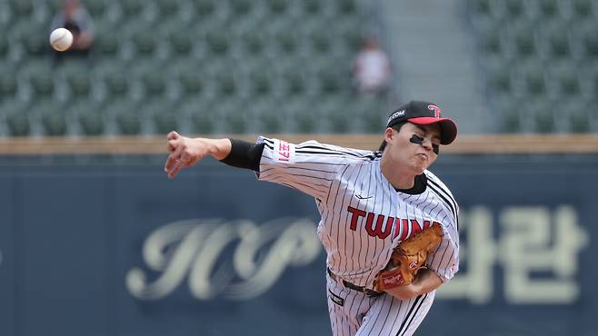 LG 투수 임찬규는 23일 잠실구장에서 열린 '2024 신한 SOL Bank KBO 리그' KT와 더블헤더 1경기에서 선발 등판했다. 부상 복귀전에서 5이닝 1실점으로 팀 승리를 이끌어 시즌 4승을 챙겼다. 연합뉴스