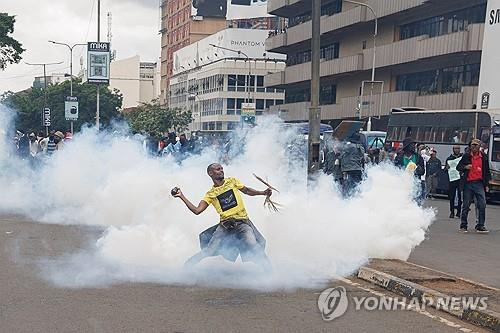 케냐 정부 증세에 항의하는 청년 시위대 [AFP 연합뉴스 자료사진. 재판매 및 DB 금지]