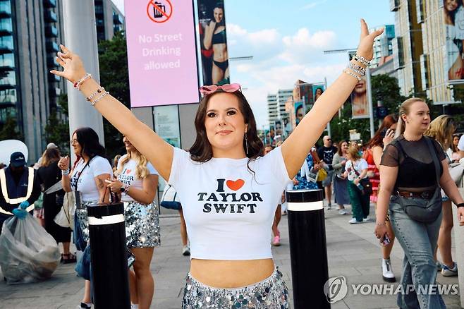 '테일러 스위프트 사랑해요' 옷 입은 팬 [AFP=연합뉴스]