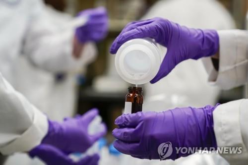 발암성 PFAS 실험하는 미국 EPA 과학자들 [AP 연합뉴스 자료사진. 재판매 및 DB 금지]