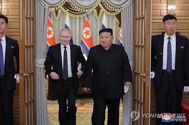 북한 김정은, 푸틴과 회담 (평양 조선중앙통신=연합뉴스) 김정은 북한 국무위원장과 블라디미르 푸틴 러시아 대통령이 지난 19일 금수산영빈관에서 회담이 진행됐다고 조선중앙통신이 20일 보도했다. 2024.6.20 
    [국내에서만 사용가능. 재배포 금지. For Use Only in the Republic of Korea. No Redistribution] nkphoto@yna.co.kr