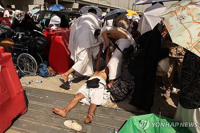 폭염에 쓰러진 성지순례자 [AFP 연합뉴스 자료사진. 재판매 및 DB 금지]