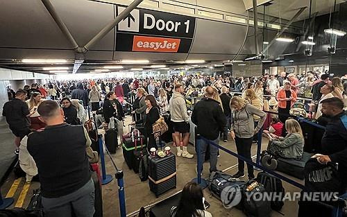 영국 맨체스터공항, 대규모 정전에 항공편 무더기 결항·지연 (맨체스터 로이터=연합뉴스) 23일(현지시간) 오전 영국 맨체스터 공항에서 발생한 대규모 정전으로 항공기가 무더기 결항, 지연되면서 승객들이 대기 중인 모습. 2024.6.23 photo@yna.co.kr [재판매 및 DB 금지]